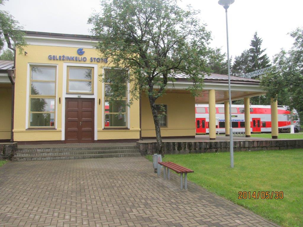AB „LIetuvos geležinkeliai” aukciono būdu nuomoja 77,11 kv. m geležinkelio stoties pastato (unik. Nr. 7998-0000-1010)), esančio Vilniaus g.2, Trakuose.