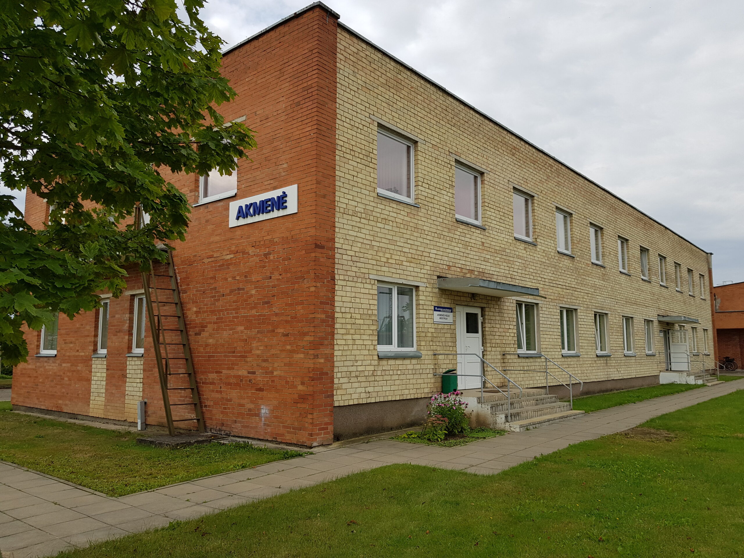 Išnuomojama nuo 18,49 kv.m. iki  454,50 kv.m. administracinių patalpų, Geležinkelio g. 5, Ventos m., Akmenės r.