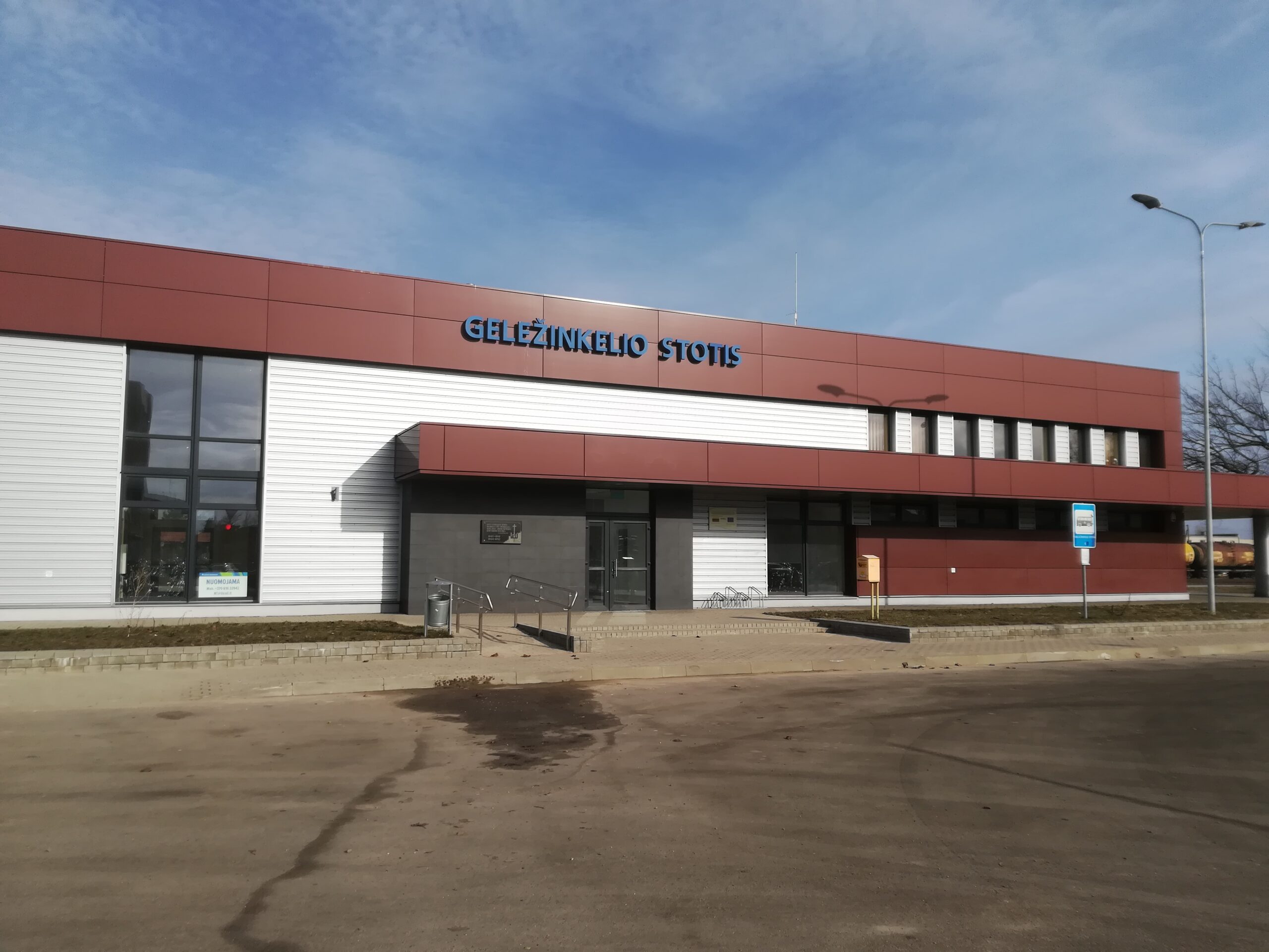 Nuomojami administracinės paskirties objektai (198,51 kv. m. komercinis vienetas ir 97,02 kv. m. administracinės patalpos), esantys Kerbedžio g. 9, Panevėžyje (unik. Nr. 2797-6010-5010), aukcionu būdu