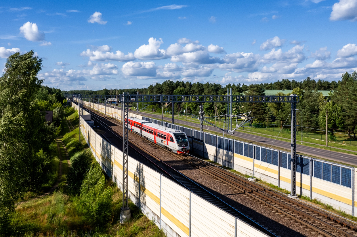 Saulės elektrinė triukšmo slopinimo sienelėje