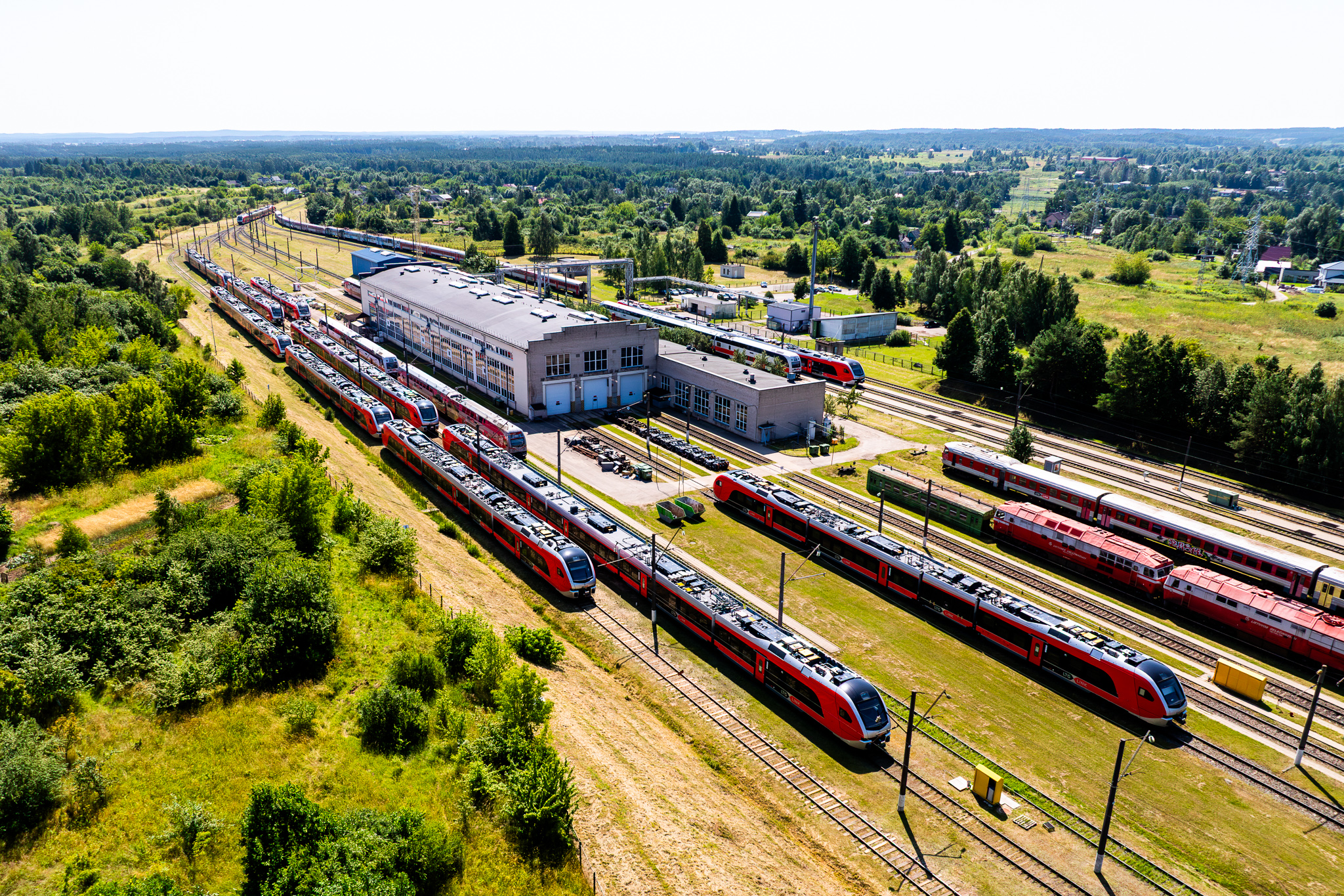 Lietuvą jau pasiekė 12 naujų „Stadler Flirt“ traukinių: riedmenys ruošiami keleivinėms kelionėms